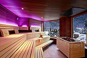 Panorama-Sauna mit Ausblick in die winterliche Berglandschaft Das Adler Inn Tyrol Mountain Resort in Hintertux ©Foto: Mike Huber - Das Adler Inn Tyrol Mountain Resort)